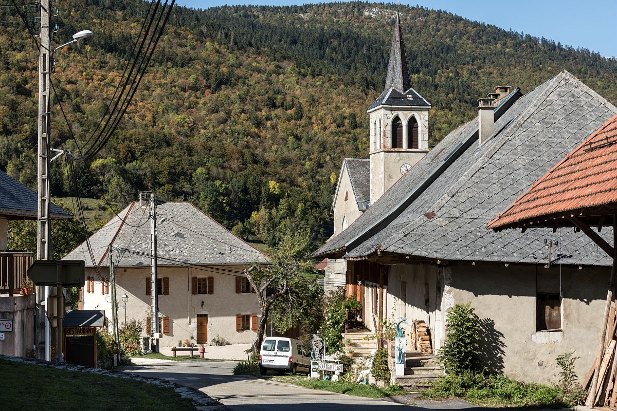 vue du village du Noyer depuis la rue du chef lieu